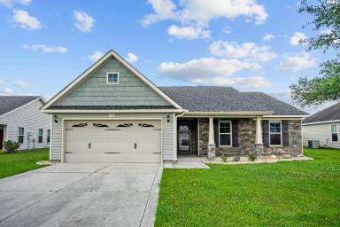 Main picture of 704 Radiant Dr