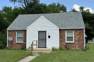 Main picture of 303 N Henrietta Ave