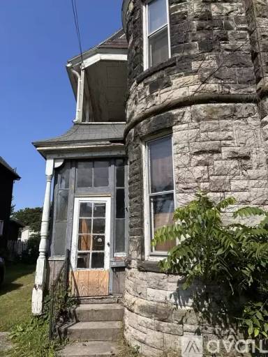 Main picture of 917 Lake St