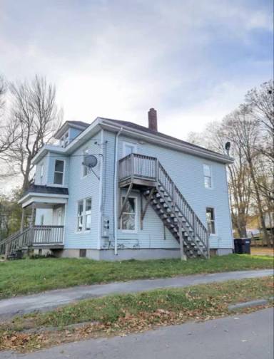 Main picture of 689 Main St