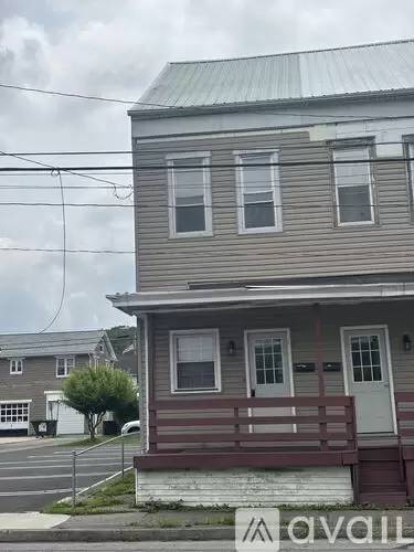 Main picture of 572 Main St