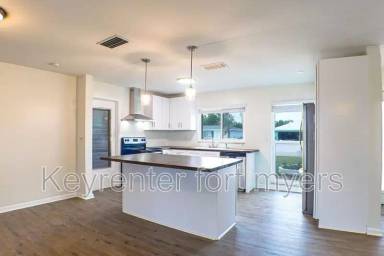 Main picture of 4411 SE 14th Pl