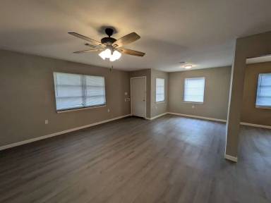 Main picture of 5251 Procter St