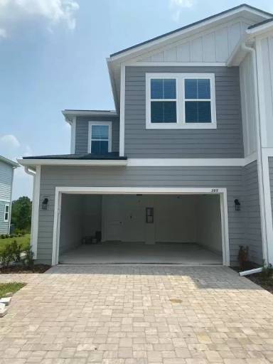 Main picture of 385 Brandon Lakes Dr