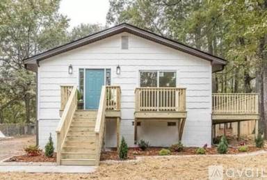 Main picture of 496 Edgewater Dr