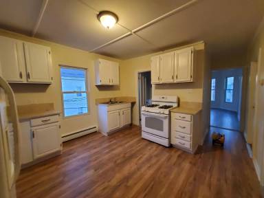 Main picture of 37 1/2 Grove St
