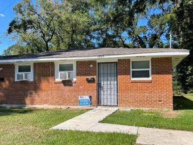 Main picture of 1935 Fairchild St