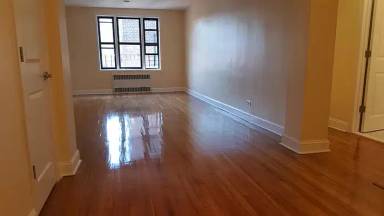 Main picture of 320 E 18th St