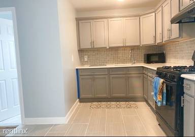 Main picture of 866 E 93rd St