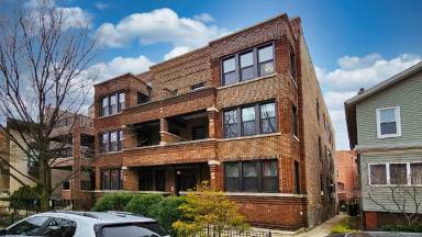 Main picture of 2912 N Burling St