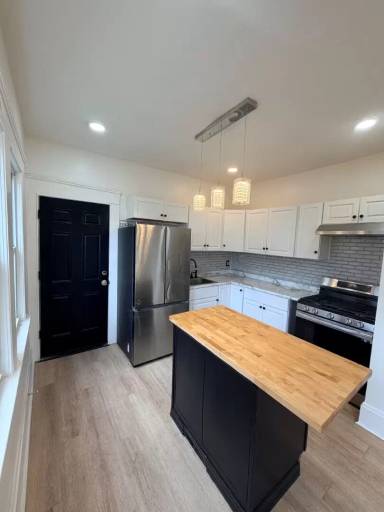 Main picture of 10222 Parkgate Ave