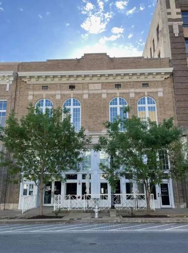 Main picture of 615 Main St