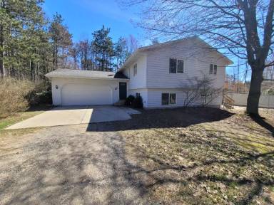 Main picture of 15882 Taylor St