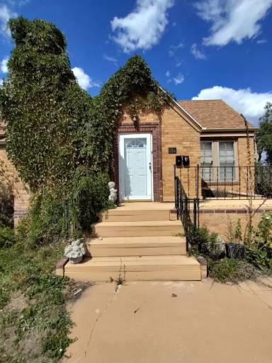 Main picture of 104 W Pershing Blvd