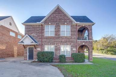 Main picture of 2700 McCart Ave