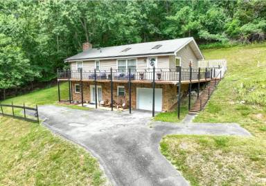 Main picture of 412 Lakeshore Rd