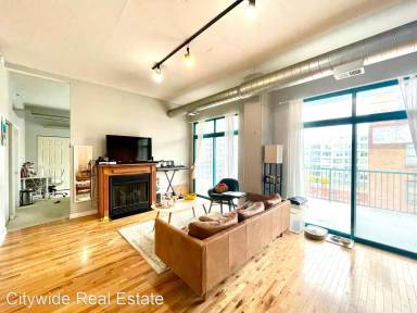 Main picture of 910 W Madison St