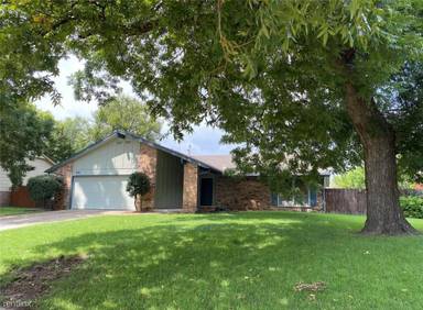 Main picture of 4215 E 52nd St