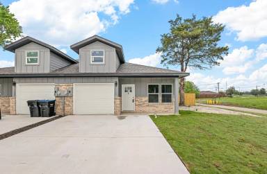 Main picture of 2704 Jones St