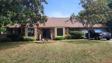 Main picture of 900 Trowman Ln