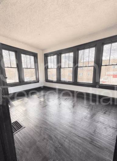 Main picture of 243 W 1st St