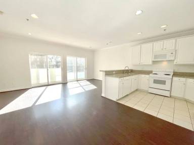 Main picture of 8411 De Longpre Ave