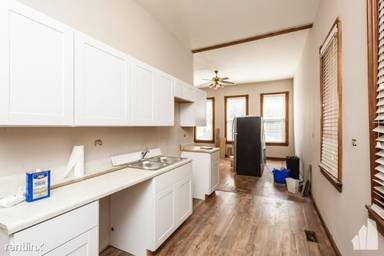 Main picture of 1016 W Fry St