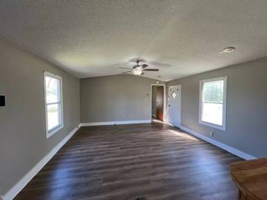 Main picture of 2833 Fogg Rd S