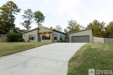 Main picture of 902 Desoto Dr