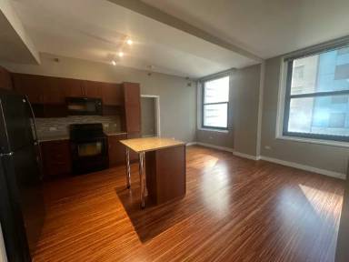 Main picture of 65 E Lake St
