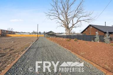 Main picture of 5239 Balsam St