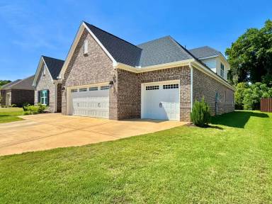 Main picture of 146 Lenore Ct