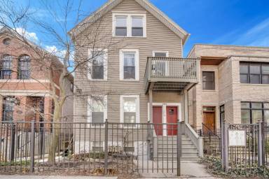 Main picture of 1823 W Roscoe St