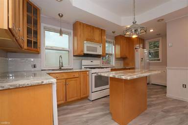 Main picture of 726 Metropolitan Ave