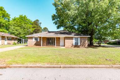 Main picture of 6137 Gladstone Dr