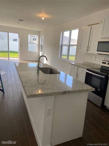 Main picture of 13300 SW 272nd St