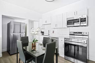 Main picture of 209 W Gladys St