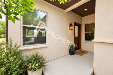 Main picture of 94 Castle Ridge Dr