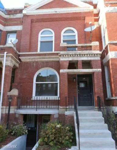 Main picture of 820 E 49th St