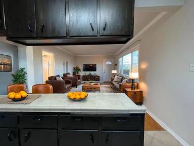 Main picture of 714 Bay St