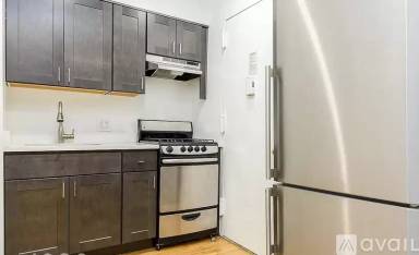 Main picture of 12 E 16th St