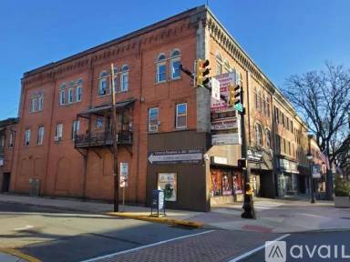 Main picture of 584 Main St