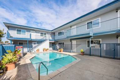 Main picture of 423 W Bay St