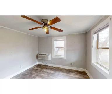 Main picture of 455 13th St SE