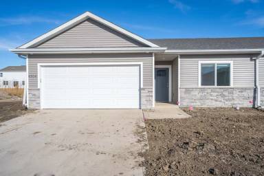 Main picture of 1305 NE Crossing Oaks Dr