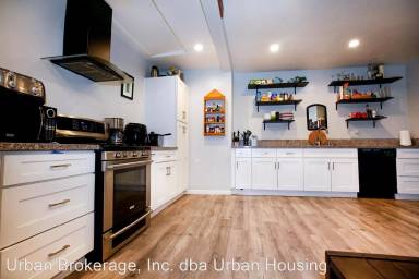 Main picture of 6811 West Blvd