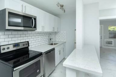 Main picture of 1720 NE 13th St - 3