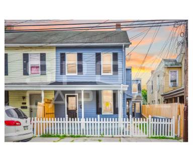 Main picture of 220 Lincoln St