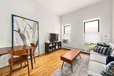 Main picture of 450 W 55th St