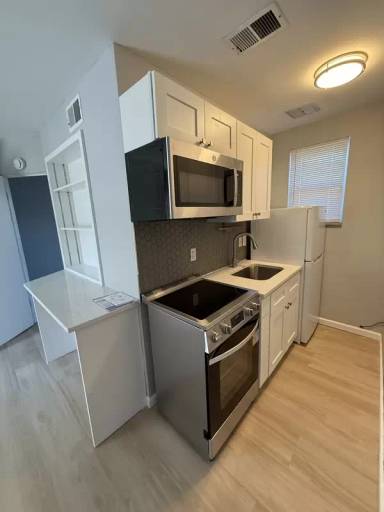 Main picture of 156 W 8th Ave